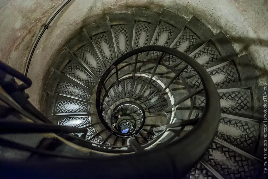 תמונה של המדרגות לשער הנצחון, פריז, צרפת | ראיתי עיר עוטפת אור - חופשה בפריז | בלוג הצילום של עפר קידר תמונה של המדרגות לשער הנצחון, פריז, צרפת | ראיתי עיר עוטפת אור - חופשה בפריז | בלוג הצילום של עפר קידר