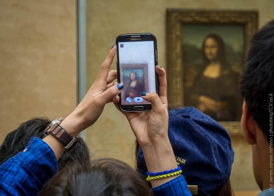 אנשים מצלמים את המונה ליזה, מוזיאון הלוברה (Louvre), פריס צרפת | בלוג הצילום של עופר קידר | ראיתי עיר עוטפת אור - חופשה בפריס