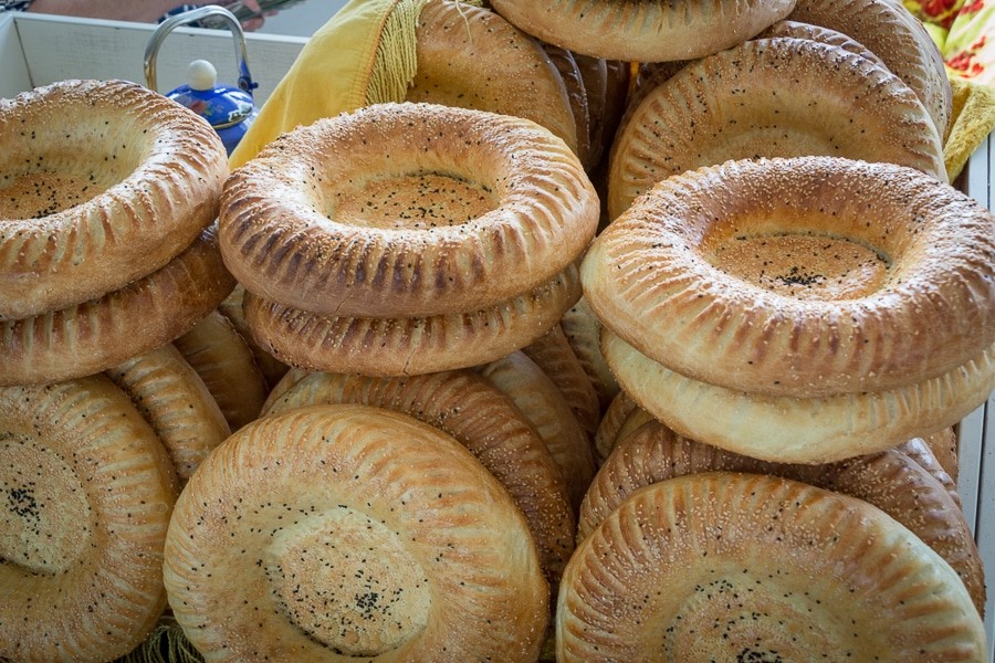 אוכלים נאן בשוק צ'ורסו - טשקנט, בירת אוזבקיסטן | המצלמה מוסיפה חמישה קילו | עפר קידר