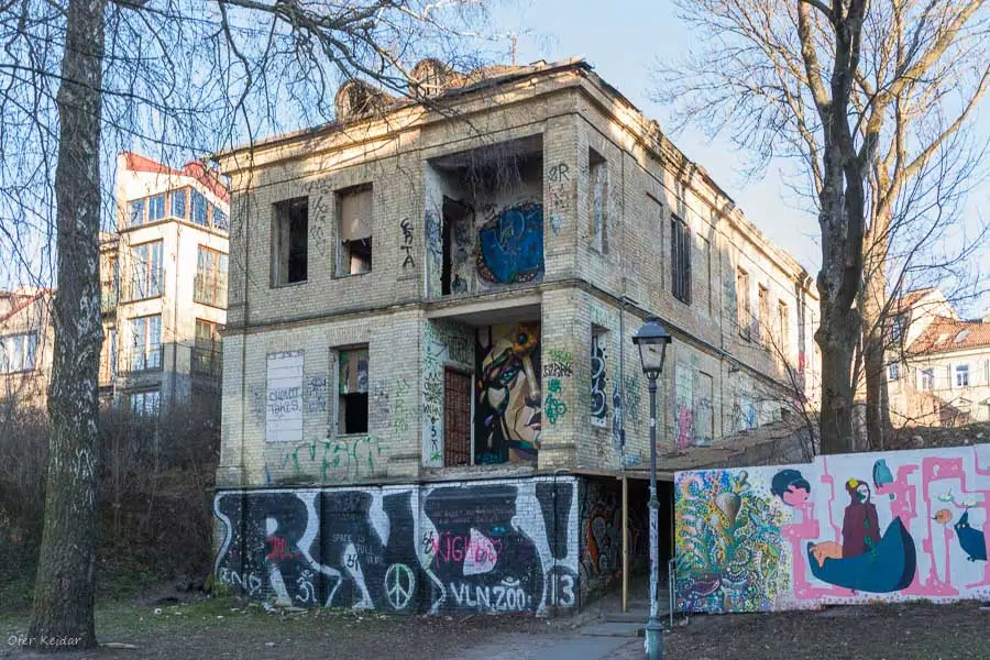 שורשים וצמרות – חופשה בוילנה | המצלמה מוסיפה חמישה קילו - בלוג הצילום של עפר קידר אוז'ופיס, וילנה - בניין מועמד לפינוי-בינוי ומשמאלו בניין משופץ