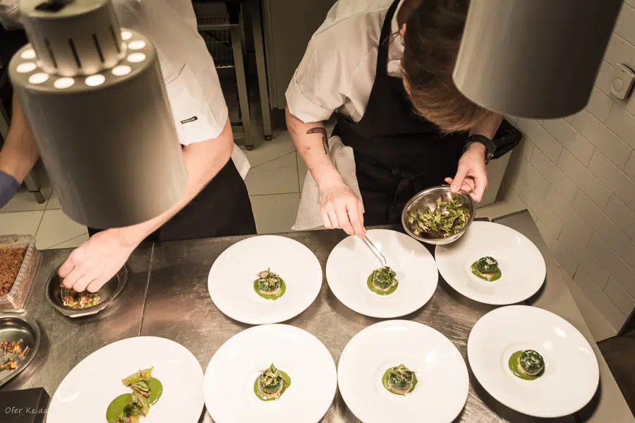חופשה בוילנה | המצלמה מוסיפה חמישה קילו - בלוג הצילום של עפר קידר וילנה - הכנת המנות במסעדת sweet root