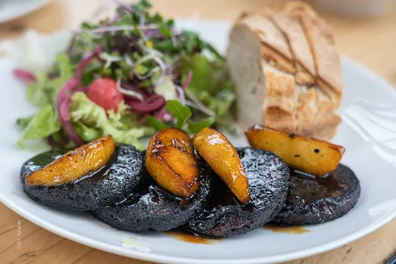 נקניקיית דם ברוטב תפוחים במתחם של פיט היין איק (Piet Hein Eek)