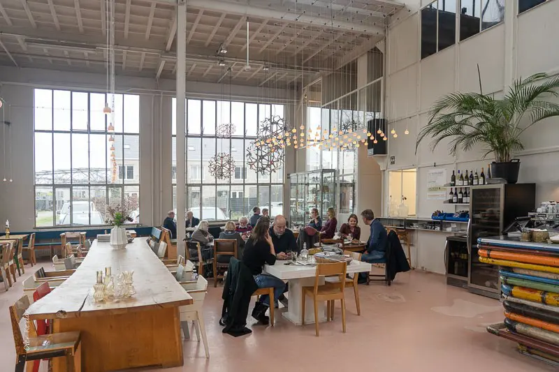 המסעדה במתחם של פיט היין איק - Piet Hein Eek, איינדהובן